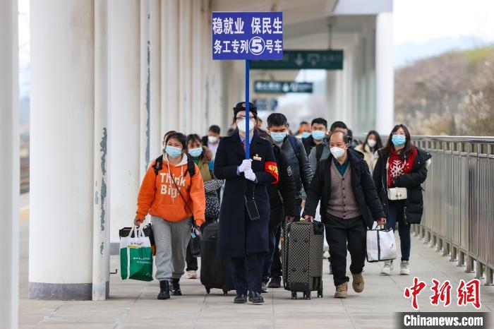 乘坐专列的务工人员步入遵义南站月台。　瞿宏伦 摄