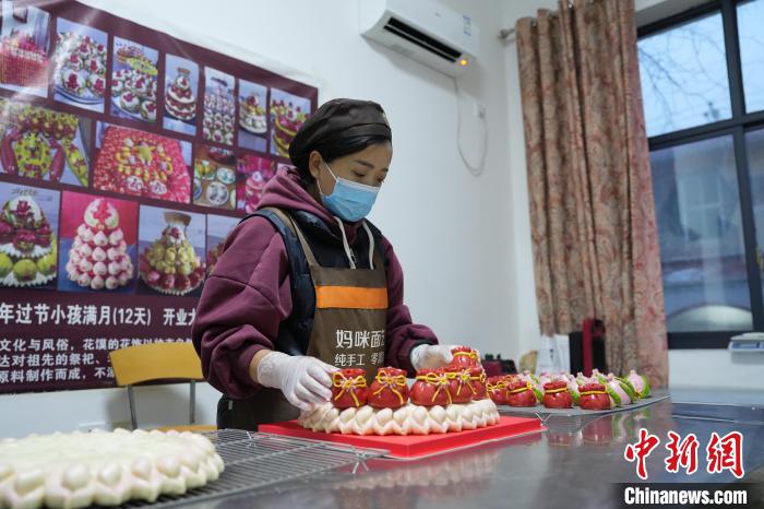 花馍艺人李银花在拼制花馍蛋糕。　宋杰 　摄