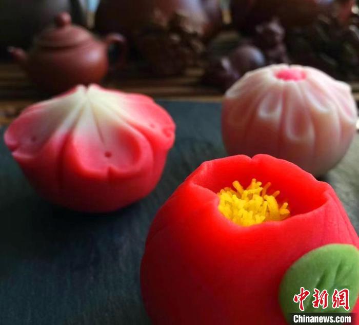 以豆沙为馅、外包“透花糍”的唐菓子是茶宴中佐茶而食的糕点，又称为茶菓、菓子等。　周小茵 摄