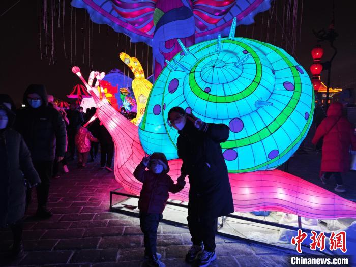 图为市民在新春灯会拍照留念。 梅镱泷 摄 图为市民在新春灯会拍照留念。 梅镱泷 摄
