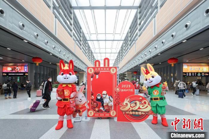 北京加强重点火车站运力保障。图为北京丰台火车站。 中新社记者 贾天勇 摄 北京加强重点火车站运力保障。图为北京丰台火车站。 中新社记者 贾天勇 摄