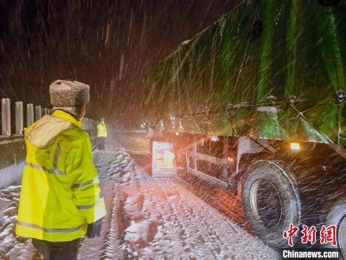 雪中高速公路执法人员正在疏导车辆。　四川交通运输综合执法总队供图