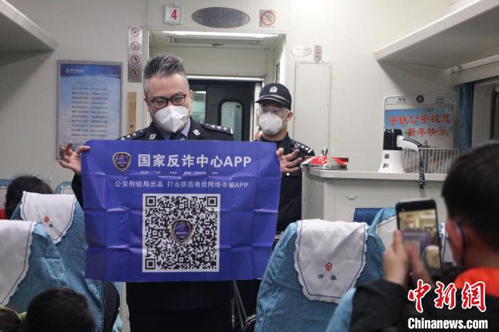 秦国平展示国家反诈中心APP。 陈欣 摄 秦国平展示国家反诈中心APP。 陈欣 摄
