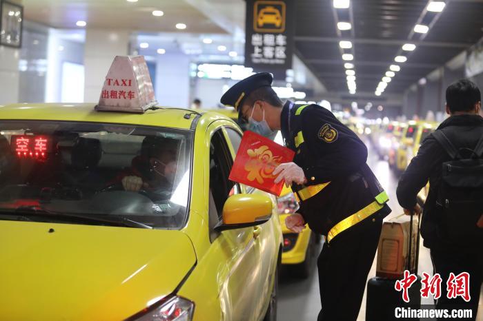 图为执法人员正在检查出租车。　张旭 摄