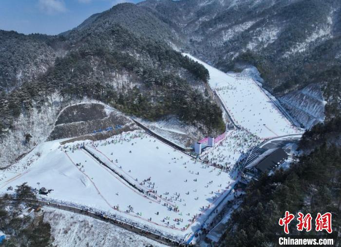 临安大明山景区滑雪“人挤人” 徐新供图