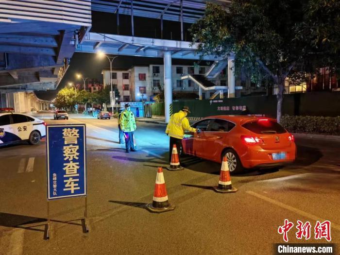 图为柳州民警在查车。　柳州交警供图