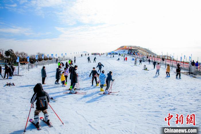 游客体验冰雪运动。(资料图) 阜宁县金沙湖管委会供图