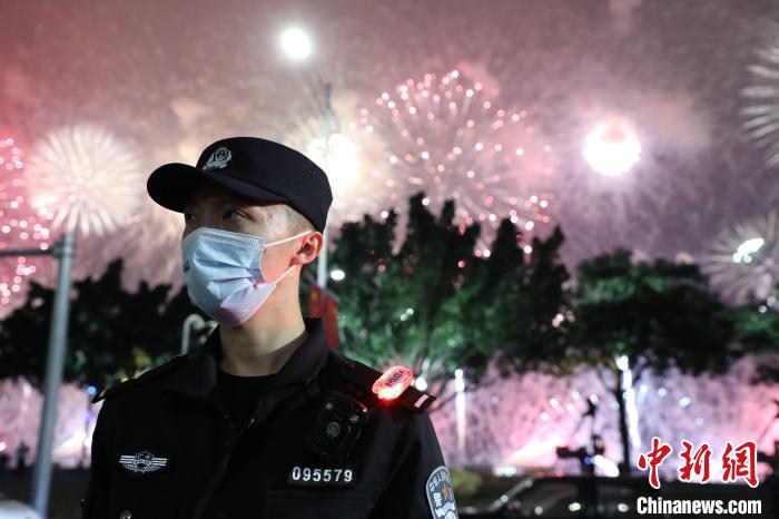 汕头举办迎春焰火晚会，吸引45万人到现场观看，汕头公安全力以赴守护群众平安。　汕头警方供图