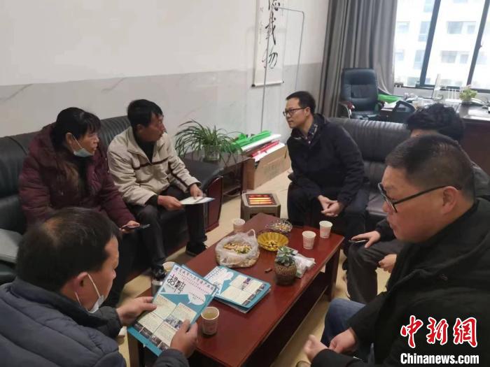 衢州市赴外招聘小分队成员前往云南贵州等地洽谈人才劳务合作交流工作。　瞿仁社 摄