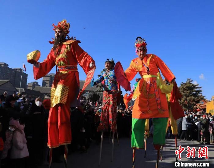 图为塞上老街非遗庙会上的高跷表演。　魏月飞 摄