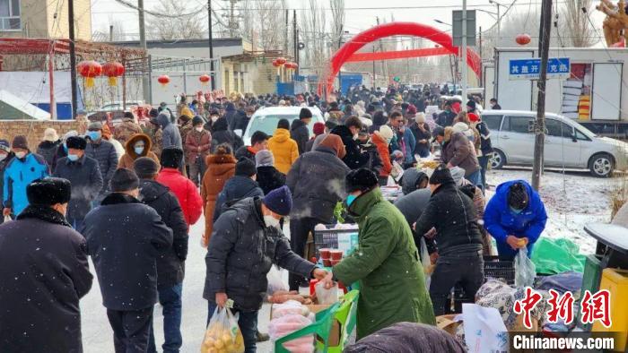 库尔勒市哈拉玉宫乡举办“年货节”，现场一派热闹景象。　库尔勒市融媒体中心供图