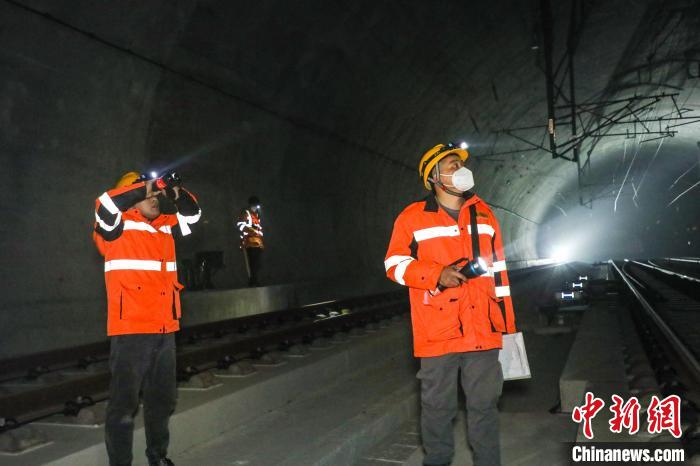 隧道拱顶混凝土结构检查现场。　王威 摄