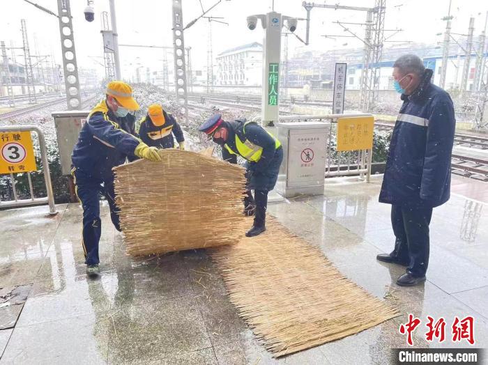 长三角地区迎新年首场降雪，铁路部门迅速启动扫雪除冰保畅通预案 铁路上海局供图