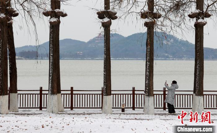 武汉出现降雪 张畅 摄