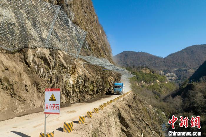 图为春节期间海螺沟景区道路重建现场。　刘忠俊 摄