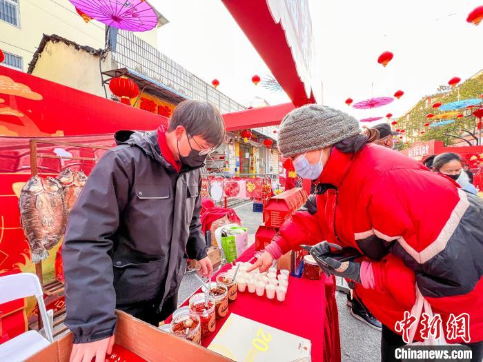 图为市民游客在茅庙集庙会购置年货 徐一帆 摄