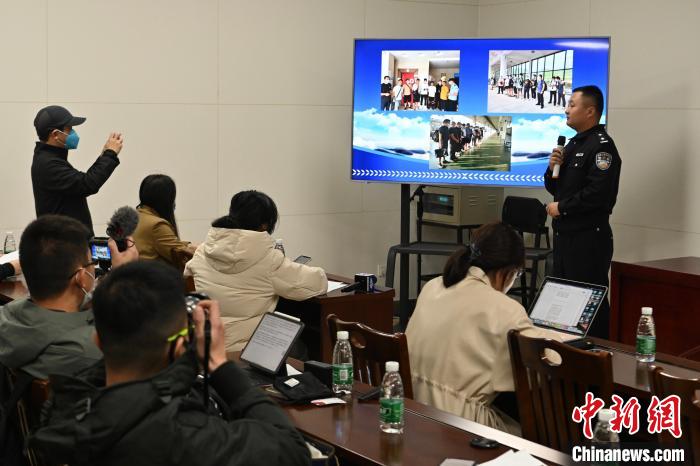 警方介绍案情。　陈骥旻 摄