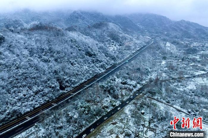 雪后的G4217蓉昌高速都映段。　刘忠俊 摄