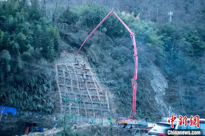 图为春节期间海螺沟景区道路重建现场。　刘忠俊 摄