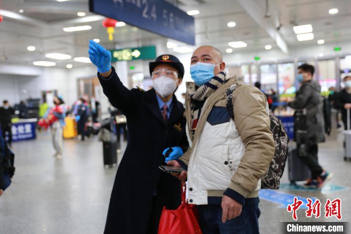 陈茹宝正在解答旅客的问询 赵飞宇 摄