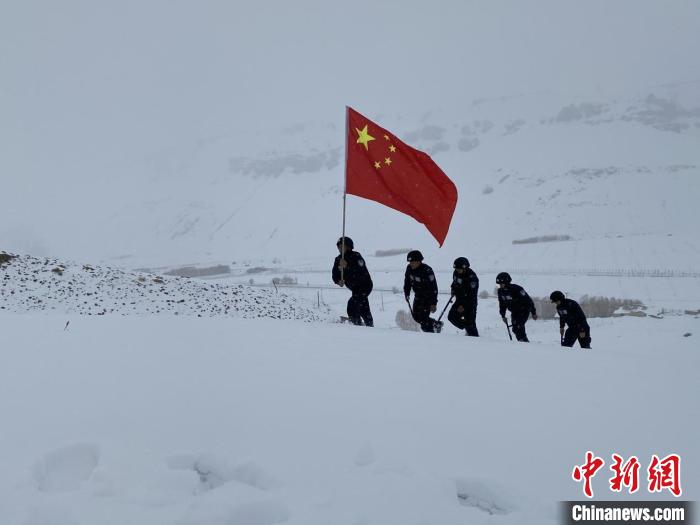 图为移民管理警察雪中巡逻。资料图 普兰出入境边防检查站供图