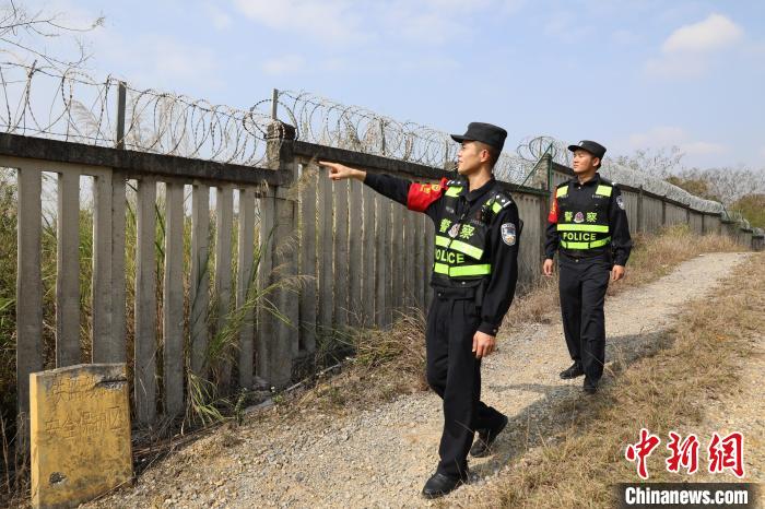 新民警和同事巡查线路。　黄勇盛 摄