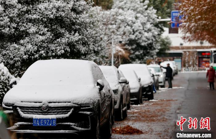 武汉出现积雪 张畅 摄