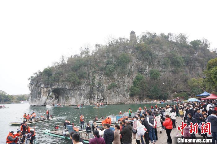 1月25日农历大年初四，桂林城徽象鼻山游人如织。　欧惠兰？　摄