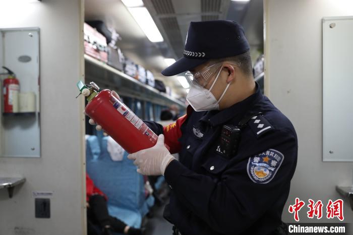 蒙永庚检查消防设施。 陈思安 摄 蒙永庚检查消防设施。 陈思安 摄