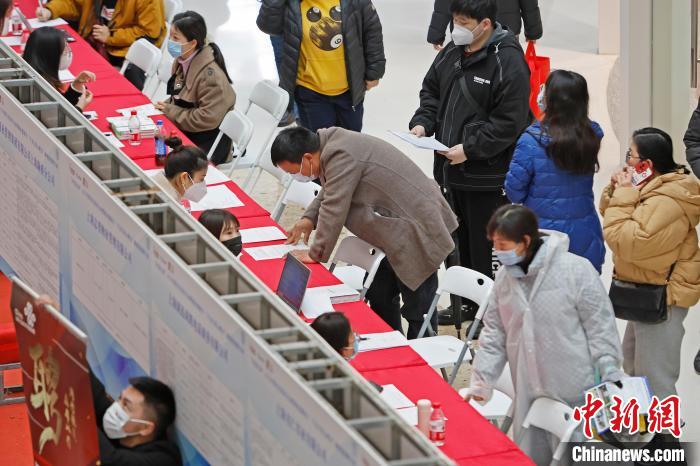 民众在上海市闵行区颛桥万达广场内与招聘单位进行交流。　殷立勤 摄