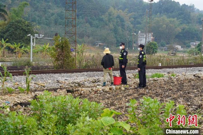 黄炫森劝铁路旁的边民远离铁路。　王以照 摄