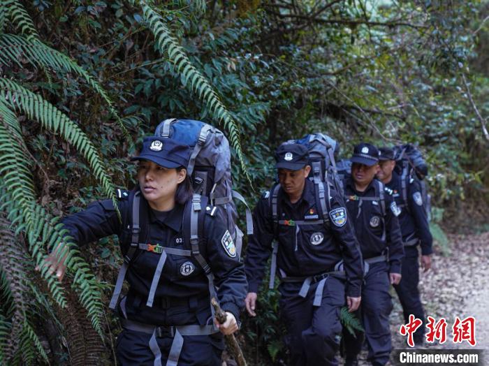 图为民警在大中山里巡逻。　刘雁 摄