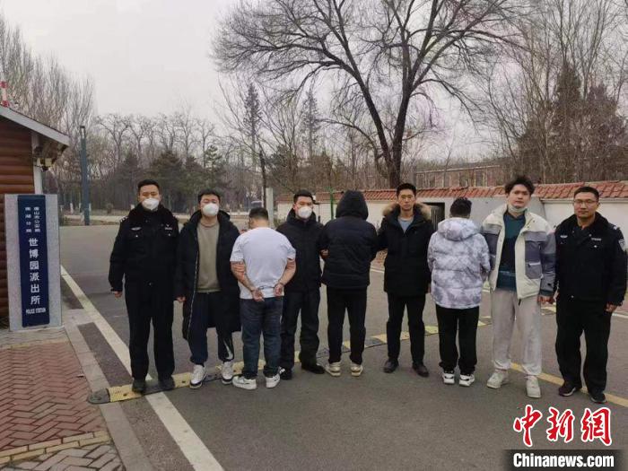 警方抓捕多名嫌疑人 警方供图 警方抓捕多名嫌疑人 警方供图