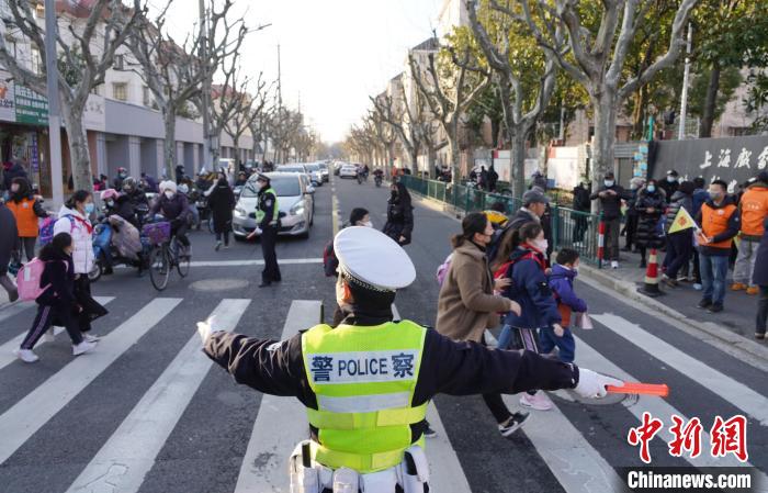 上海市公安局浦东分局交警支队二大队民警在上戏附小新世界实验小学校门口开展交通疏导。　上海市公安局浦东分局供图