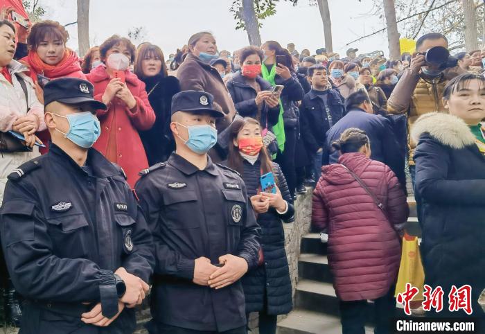 警察维护活动现场秩序。　杨勇 摄