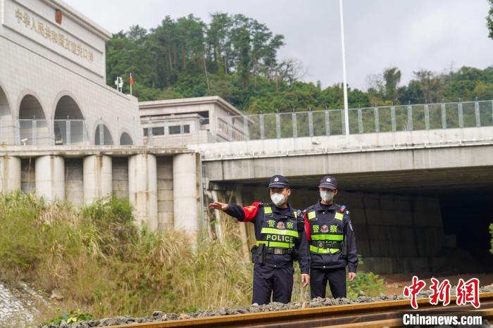 黄炫森向新同事提醒巡线重点关注对象。　王以照 摄