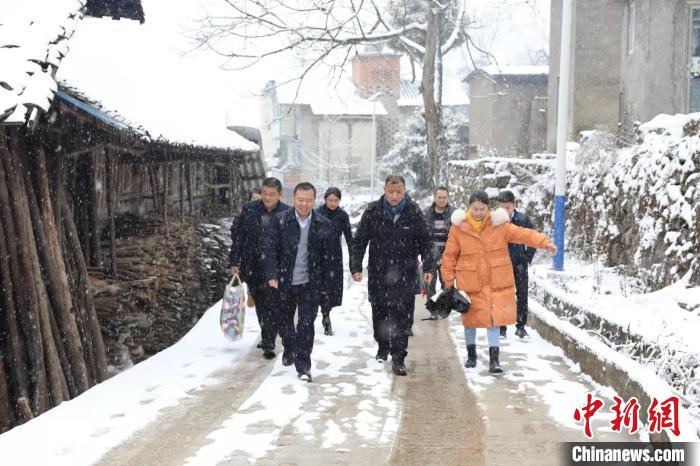 资料图为王海霞(前排右一)带领地方领导慰问当地村民。　受访者供图