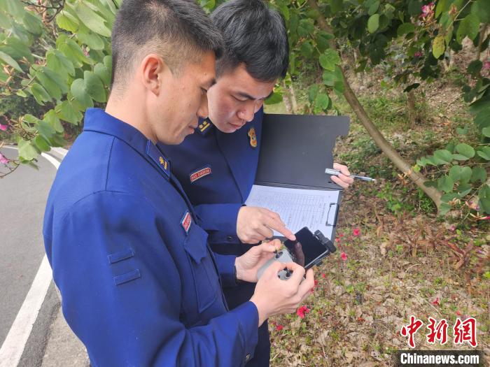 消防员对重点火险区域进行标绘。　卢文锋 摄