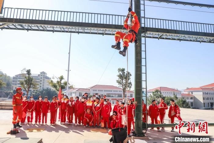 消防员给学生演示绳索上升下降。　司寒杰 摄