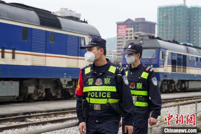 黄炫森在铁路货场进行重点巡逻。　王以照 摄