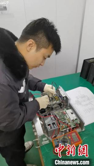 何尧伟用万用表测试通信电台主控单元 邓智云 摄 何尧伟用万用表测试通信电台主控单元 邓智云 摄