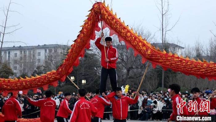 揉花节目开始前，当地举行了舞龙表演等多项文化演出。　胡锐 摄