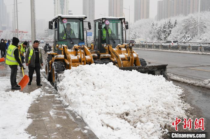 连日的雨雪天气让山西多地迎来气温“大跳水”。　武俊杰 摄