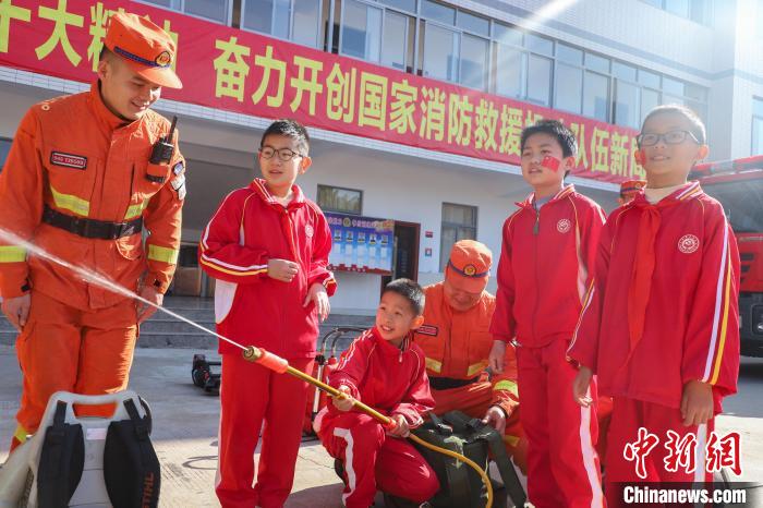 学生体验灭火装备。　司寒杰 摄