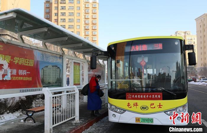 公交车到站,乘客上车。 冯晓玲 摄 公交车到站,乘客上车。 冯晓玲 摄