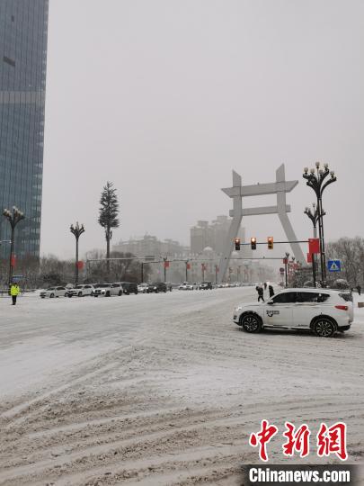 图为2月13日拍摄的西宁市城区的一处十字路口。　王生荣 摄