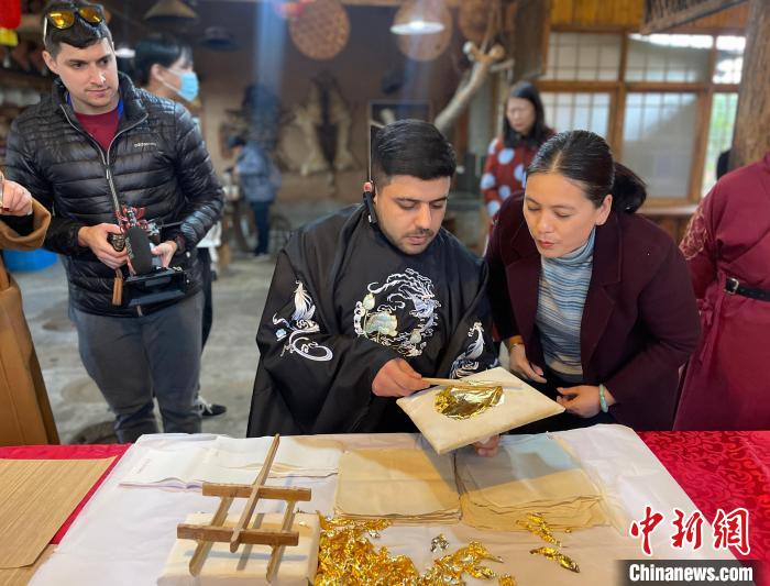 外籍友人在“三国村”进行非遗体验。　徐珊珊 摄