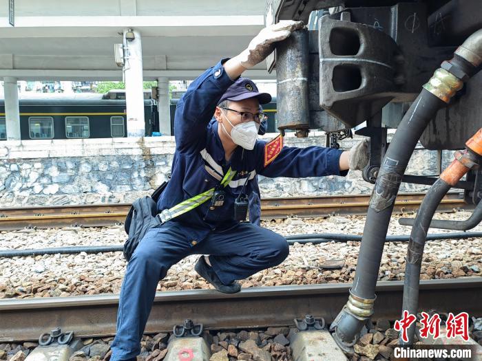 谢耒查看车钩防跳装置 丁阳华 摄