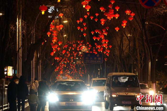 图为西宁街头人流车流涌动。 马铭言 摄 图为西宁街头人流车流涌动。 马铭言 摄