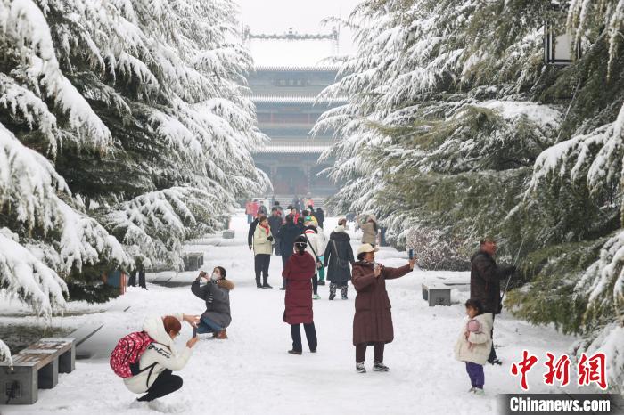 民众在雪中拍照留念。　武俊杰 摄